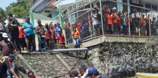 Caption : Anggota gabungan KPL Jayapura dan Polairud Kota Jayapura saat mengevakuasi korban tenggela, di pelabunan Laut Jayapura.