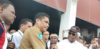 Ketua FKUB, Pdt. Lipiyus saat bersalaman usai menyerahkan aspirasi kepada Sekda Provinsi Papua Herry Dosinaen di halaman Kantor Gubernur Papua, Senin (4/3/2019). Foto : Ayu Vhino/PapuaSatu.com