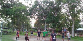 Caption : Suasana Prajurit Satgas Yonif 725/Woroagi Pos Kout Yonif 725/Woroagi dan masyarakat Kampung Workwana distrik Arsotami, kabupaten Keerom, saat olahraga bersama