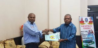 Caption : Ketua Bidang Organisasi pada KONI Provinsi Papua, Dance Nere ketika menyerahkan SK PAW Plt Ketua KONI Kabupaten Jayapura kepada Bupati Jayapura, Mathius Awoitauw, S.E., M.Si., Jumat (8/3/2019) sore di Ruang Tunggu Kantor Bupati Jayapura, Gunung Merah, Sentani, Kabupaten Jayapura