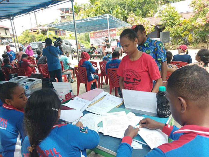 Caption : Terlihat salah satu warga saat mengurus dokumen kependudukan lengkap di kelurahan Ardipura, distrik Jayapura Selatan, Sabtu (16/3/2019).