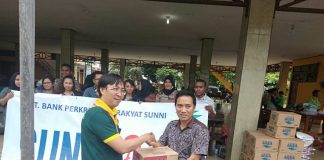 Caption : Komisaris Utama PT.BPR Sunni, Patrisius Randa SH,MH saat menyerahkan bantuan SUNNI Peduli Korban Bencana Banjir Bandang Sentani kepada penanggung jawab posko di Gereja Advent Felafauw Sentani, Rowley Sakul, Kamis (21/3/2019) sore. Foto : Ayu Vhino/PapuaSatu.com