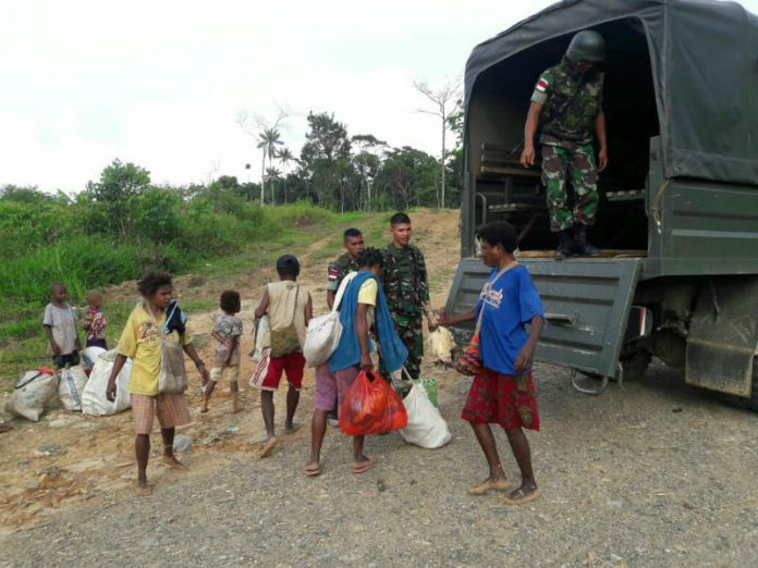 Truk Satgas Pamtas Yonif 725/wrg bantu warga antar ke Kampung Quinkrobo Truk Satgas Pamtas Yonif 725/wrg bantu warga antar ke Kampung Quinkrobo