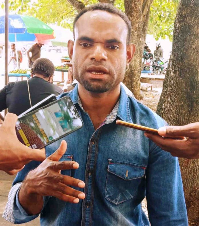 Ketua Solidaritas Anti Miras dan Narkoba (SAMN) Kota Jayapura,Anias Lengka saat memberikan keterangan pers di waktu kesempatan