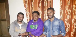 Caption : Ketua SAMN Kota Jayapura saat salam komando dengan pengurus SAMN Biak Numfor yang baru belum lama ini