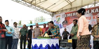 Caption: Bupati Keerom Muh. Markum didampingi Wakil Bupati Kabupaten Jayapura Giri Wijayantoro dan sejumlah pejabat di Kabupaten Keerom memotong tumpeng sebagai simbol perayaan HUT Kabupaten Keerom ke 16 Tahun.