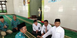 Caption: Bupati Keerom Muh Markum melepas secara resmi calon jamaah umroh yang akan berangkat ke tanah suci Mekah, yang merupakan program Pemerintah Kabupaten Keerom