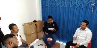 Caption: Bupati Muh. Markum saat bertemu Ketua KPU Keerom dan Ketua Bawaslu saat memantau pelaksanaan Pemilu di Kabupaten Keerom.