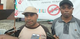 Ketua Bawaslu Provinsi Papua, Metusalak Infandi, saat memberikan keterangan pers,, Senin 15 April 2019