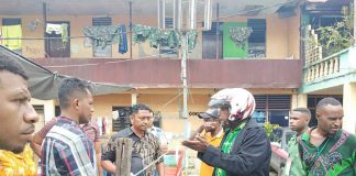 Caption : Terlihat ketua KPPS di TPS 53 dan ketua KPPS di TPS 52 distrik Heram-Kota Jayapura adu mulut lantaran tempat TPS tidak sesuai prosedur