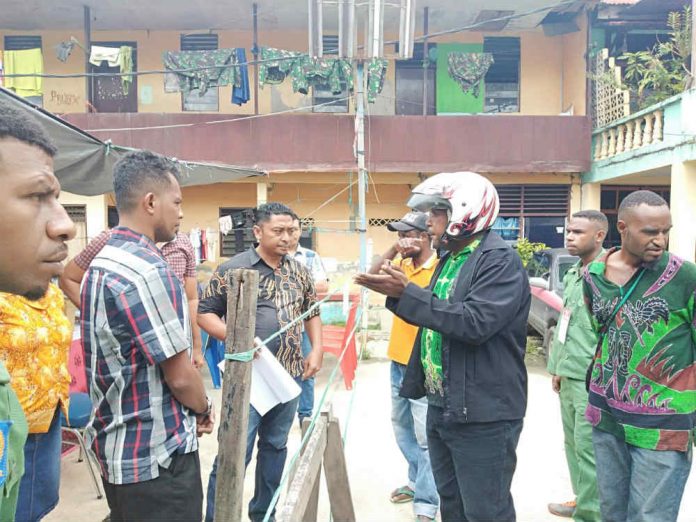 Caption : Terlihat ketua KPPS di TPS 53 dan ketua KPPS di TPS 52 distrik Heram-Kota Jayapura adu mulut lantaran tempat TPS tidak sesuai prosedur
