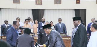 Caption : Ketua DPRP Papua DR Yunus Wonda, SH, MH saat melantik empat anggota DPR Papua PAW di ruang Rapat Paripurna DPR Papua, Rabu (15/5/2019) siang.