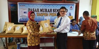 Caption : Kepala Cabang PT TASPEN (Persero) Jayapura, Oktrizal AZ saat menyerahaka secara simbolis sembako kepada perwakilan ASN dalam kegiatan pasar Murah, yang berlangsung di Kantor Walikota Jayapura, Kamis (23/5/2019).