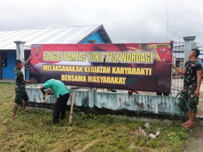 Caption : Satgas Pamtas RI-PNG Yonif 725/Woroagi Pos Kotis melaksanakan kegiatan Karya Bhakti di Distrik Senggi Kabupaten Keerom, Kamis (23/5/2019).