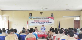 Caption: Bupati Keerom Muh. Markum tengah memberikan arahan kepada seluruh kepala sekolah dalam rapat koordinasi Dapodik dan dana BOS.