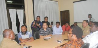 Caption : Suasana pertemuan Ketua Harian KPA, Yan Matuan dan Rombongan dengan Kadinkes Papua, drg Aloysius Giyai di ruang pertemuan Dinkes Papua, Senin (13/5/2019).