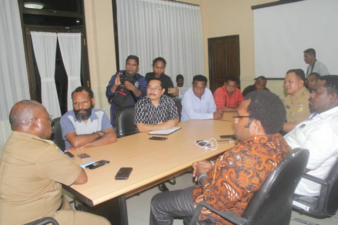 Caption : Suasana pertemuan Ketua Harian KPA, Yan Matuan dan Rombongan dengan Kadinkes Papua, drg Aloysius Giyai di ruang pertemuan Dinkes Papua, Senin (13/5/2019).