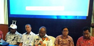 Caption : Kadinkes Kandikes Provinsi Papua, Drg. Aloysius Giyai, M.Kes terus Ketua Ikatan Dokter Indonesia (IDI), Dr. Samuel Maripdang Baso, Sp.PD, Finasim bersama beberapa nrasumber saat memberikan keterangan pers di salah satu Hotel Kota Jayapura, Kamis (9/5/2019).