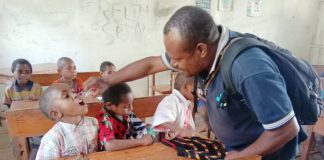 Caption : Salah satu Tim Medis dari Puskesmas Anggruk kabupaten Yahukimo, saat memberikan sub pin polio kepada anak-anak di Kabupaten Yahukimo