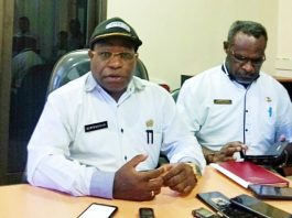 Caption : Kepala Dinas Kesehatan Provinsi Papua, Drg. Aloysius Giyai, M.Kes didampingi oleh Kepala Bidang SDK, Dinas Kesehatan Provinsi Papua, Lesman Tabuni