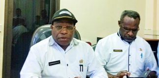 Caption : Kepala Dinas Kesehatan Provinsi Papua, Drg. Aloysius Giyai, M.Kes didampingi oleh Kepala Bidang SDK, Dinas Kesehatan Provinsi Papua, Lesman Tabuni
