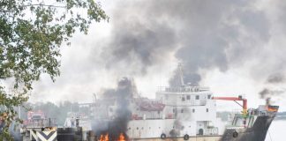 Caption : Kapal Kayu Bermuatan BBM 10 Ton Premium terbakar di pelabuhan Rakyat Kelapa V kabupaten Merauke, Kamis (16/5/2019).