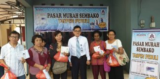 Caption : Kepala PT TASPEN (Persero) Cabang Jayapura, Oktrizal AZ bersama para pensiunan ASN saat membeli sembako dengan menunjukkan Karip. Foto : Ayu Vhino/PapuaSatu.com