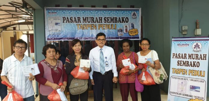 Caption : Kepala PT TASPEN (Persero) Cabang Jayapura, Oktrizal AZ bersama para pensiunan ASN saat membeli sembako dengan menunjukkan Karip. Foto : Ayu Vhino/PapuaSatu.com Caption : Kepala PT TASPEN (Persero) Cabang Jayapura, Oktrizal AZ bersama para pensiunan ASN saat membeli sembako dengan menunjukkan Karip. Foto : Ayu Vhino/PapuaSatu.com