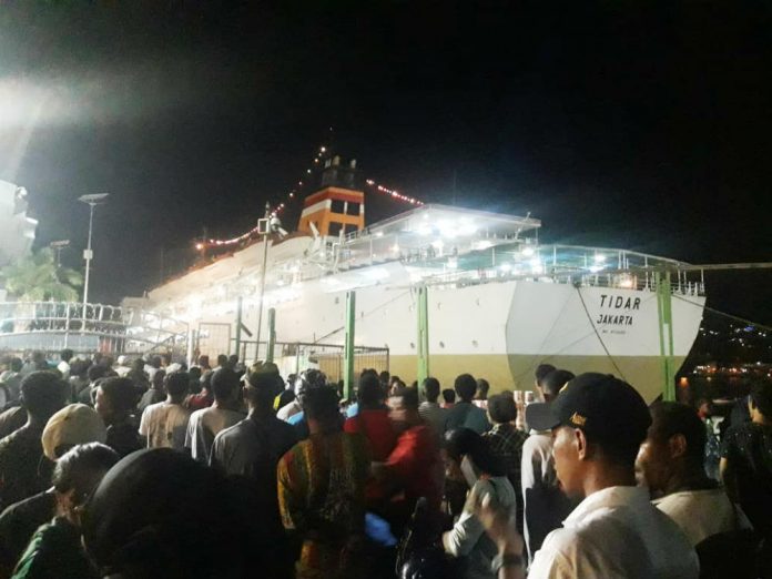 Situasi pelabuhan Jayapura yang dipadati calon penumpang, Selasa (28/5/2019). Situasi pelabuhan Jayapura yang dipadati calon penumpang, Selasa (28/5/2019).