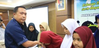 Kapolsek Kawasan Bandara Sentani (KBS), Ipda Baharudin Buton ketika menyerahkan santunan kepada anak-anak santri dari Pondok Pesantren YPKP Sentani, Rabu (29/5/2019) sore