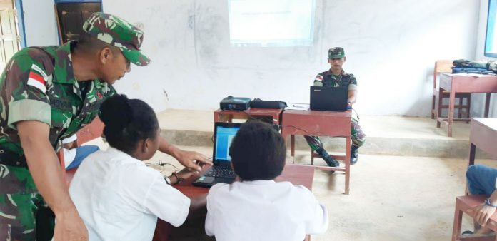 Salah Satu anggota Satgas Pamtas RI-PNG Yonif 725/Waragi Pos Yurus Lettu Inf Herman saat mengajar di SMPN 2 WEB, Distrik Yaffi, Kabupaten Keerom, Jumat (03/05/2019).