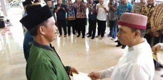 Bupati Keerom Muh. Markum menyerahkan bantuan keagamaan saat safari ramadhan di Kampung Arsopura, Distrik Skanto.