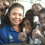 Caption : Diana Cristiana Da Costa Ati, S.pd, saat foto bersama dengan murid SD Inpres Kaibusene Distrik Haju, Kabupaten Mappi, Provinsi Papua.
