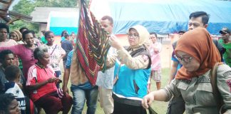 Caption : Kasubdit Pemulihan dan penguatan sosial Dra. Sunarti.M.Si. ketika melihat noken yang suda dibuat oleh mama-mam wilayah Toli, di tempat pengungsian Polomo Sentani, Sabtu (22/6/2019) sore. Foto : Tinus Yigibalom/PapuaSatu.com