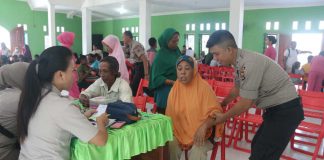 Caption : Salah satu ibu rumah tangga saat meminta pemeriksaan dan pengobatan gratis yang dilaksanakan Biddokes Polda Papua, di Gedung Serba Guna Distrik Sanggarai Kabupaten Keerom, Selasa (25/06/2010) pagi.