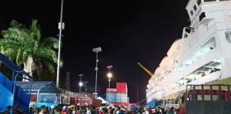 Caption : Suasana Arus Balik lebaran 2019 di Pelabuhan Laut Jayapura, Senin (10/6/2019) malam