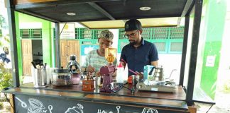 JAYAPURA, PapuaSatu.com - Bangku Taman yang terletak di lingkungan Universitas Sains dan Teknologi Jayapura (USTJ) bukan sekedar nongkorong bagi para mahasiswa. Bangku Taman ini telah disediakan Kedai Kopi yang diresmikan langsung oleh Pihak USTJ. Tempat tersebut juga menjadi tempat asyk untuk menikmati kopi sambil membahas dan melepas penat seusai mengikuti mata kuliah. "Kami mau Bangku Taman dapat dijadikan tempat untuk para mahasiswa berkumpul, menikmati kopi sambil membahas pelajaran-pelajaran dan juga merilekskan tubuh serta pikiran mereka selepas kuliah," kata Wakil Rektor 3 Universitas USTJ, Isak Rumbarar, ST, MM usai meresmikan Bangku Taman tersebut, Jum'at (14/6/2019) siang. Ia meminta kepada mahasiswa agar Bangku Taman dijadikan tempat yang positif, terutama Bangku Taman ini terletak di area Kampus jadi jangan jadikan rokok sebagai teman dari kopi. "Biasanya kan orang pada umumnya tempat-tempat nongkrong selalu dijadikan tempat rokok dan kopi sebagai pasangan yang klop. Jadi saya minta sekaligus mengimbau kepada mahasiswa agar tidak menjadi tempot tersebut jadi asap rokok. Karena itu akan mengganggu kesehatan," ucap dia. Terlebih lagi, tepat dengan hari peresmian Bangku Taman tersebut, merupakan hari Anti Narkoba. Maka ia mempertegas terutama kepada kaum muda agar jauhi narkoba. "Ya, terutama rokok, karena rokok adalah pintu masuk narkoba. Jadi itulah sebabnya sejak awal saya tekankan kepada kaum muda terutama mahasiswa USTJ, jauhi narkoba. Silahkan ngopi di Bangku Taman, tapi jangan sambil merokok," tegasnya. Sementara itu, Dosen Teknik Lingkungan USTJ, Gasper Bao yang juga merangkap sebagai barista Bangku Taman mengatakan bahwa lewat Bangku Taman tersebut, ia mau mahasiswa USTJ bisa terdorong untuk menjadi seorang enterpreneur atau wirausahawan. "Saya mau mahasiswa jebolan USTJ bukan hanya mendapat ilmu akademis, tapi juga ada dorongan untuk menjadi seorang enterpreneur. Apalagi bisa dibilang bisnis kopi merupakan bisnis yang menjanjikan di Papua,"katanya. Tak berdagang kopi, Bangku Taman juga dengan senang hati akan memberikan pengajaran kepada mahasiswa USTJ untuk mencoba membuat kopi sendiri. "Kami melakukan hal tersebut agar mahasiswa juga bisa belajar menjadi barista atau pembuat kopi untuk dirinya sendiri,"tuturnya. Lanjutnya, bangku Taman hadir sebagai bentuk dukungan kepada petani-petani kopi di Papua. "Ya, maka itu kopi yang kami gunakan adalah kopi-kopi papua. Sebagai bentuk dukungan kepada para petani kopi di Papua, maka masyarakat harus minum kopi Papua dengan kualitas terbaik,"tutupnya. [ayu]