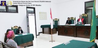 Caption : Nguetse Zangue Elvige Flore asal Kamerun, saat menjalani sidang putusan di pengadilan Negeri Timika, Kamis (13/6/2019)
