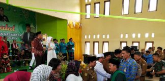 Caption : Bupati Keerom Muh Markum beserta Forkompinda saat bersalaman dengan masyarakat dalam kegiatan Halal Bi Halal di Gedung Pramuka Swakarsa, Selasa (18/6/2019).