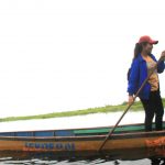 Caption : Inilah sosok Diana Cristiana Da Costa Ati, S.pd, ketika mengantar pulang salah satu muridnya usai pulang sekolah dengan menggunakan sebuah perahu di waktu kesempatan.
