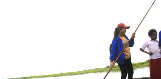 Caption : Inilah sosok Diana Cristiana Da Costa Ati, S.pd, ketika mengantar pulang salah satu muridnya usai pulang sekolah dengan menggunakan sebuah perahu di waktu kesempatan.