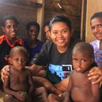 Caption : Diana Cristiana Da Costa Ati, S.pd, ketika foto bersama orang tua murid bersama-anak di waktu kesempatan.
