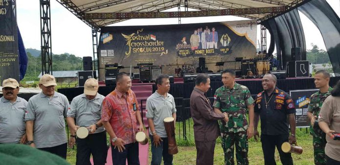 Caption : Danrem 172/PWY Kolonel Inf J. Binsar Sianipar, saat bersalaman dengan wakil Walikota Jayapura bersama rombongan pada acara Festival Croos Border tahun 2019 di Perbatasan RI-PNG Skouw Wutung Distrik Muara Tami Jayapura, Kamis ( 20/06/2019).