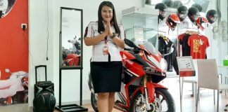 SPG Astra Motor Entrop saat menunjukkan sepeda motor type sport CBR150R yang banyak diminati customer di Papua