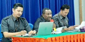 Kepala BPS Provinsi Papua, Simon Sapari didampingi Kepala Bidang Statistik Sosial, Bagas Susilo dan Kepala Bidang Statistik Ketahanan Sosial, Taufiq Fajar Dewanto, saat merilis berita resmi statistik di kantornya, Senin (15/7/2019).