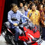 New Honda ADV warna merah hitam yang sempat dilirik untuk dicoba oleh Wapres Jusuf Kalla saat pameran aIISI di Jakarta dan menjadi salah satu warna vaforit di Papua.(foto/doc)