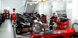 suasana di ruang service AHASS Astra Motor Tanah Hitam