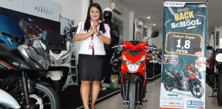 SPG Astra Motor Entrop saat menunjukkan promo back to school dengan sepeda motor terlaris, Honda Beat
