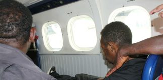 Caption : Salah seorang penumpang bernama Peiton Enumbi meninggal di Pesawat Twin Oter Rimbun PK-CDC, saat tiba di Bandara Mulia-Puncak Jaya, Selasa 9 Juli 2019