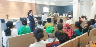 Caption : Salah satu pegawai PT TASPEN (Persero) Kantor Cabang Jayapura memastikan pembayaran gaji pensiunan 13 dan gaji bulan Juli 2019 berjalan lancar